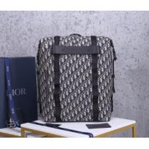 ディオール普段見ないデザインばかり  DIOR 価格帯が低い リュック 幅広いアイテムを展開