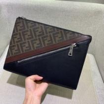 普段使いにも最適なアイテム ポーチ  ストリート感あふれ フェンディ FENDI