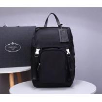 手頃価格でカブり知らず プラダ PRADA 価格も嬉しいアイテム リュック 万能...