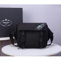 ショルダーバッグ ストリート感あふれ プラダ PRADA 普段使いにも最適なアイ...