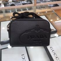 シンプルなファッション ミニバッグ プラダ  2026モデル PRADA