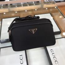 ショルダーバッグストリート系に大人気  プラダ PRADA デザインお洒落