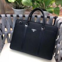 どのアイテムも手頃な価格で プラダ PRADA トレンド最先端のアイテム ビジネ...