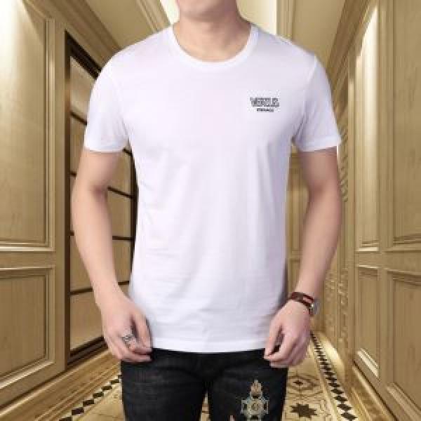 夏に欠かせない コピーVERSACEコレクション2026ヴェルサーチｔシャツ サイズ感 カジュアル快適着こなし白Tシャツコーデ