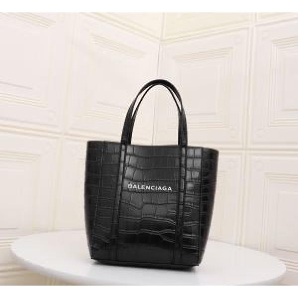 BALENCIAGA  手の届くプライスが魅力的 バレンシアガ 20SSトレンド  レディースバッグ