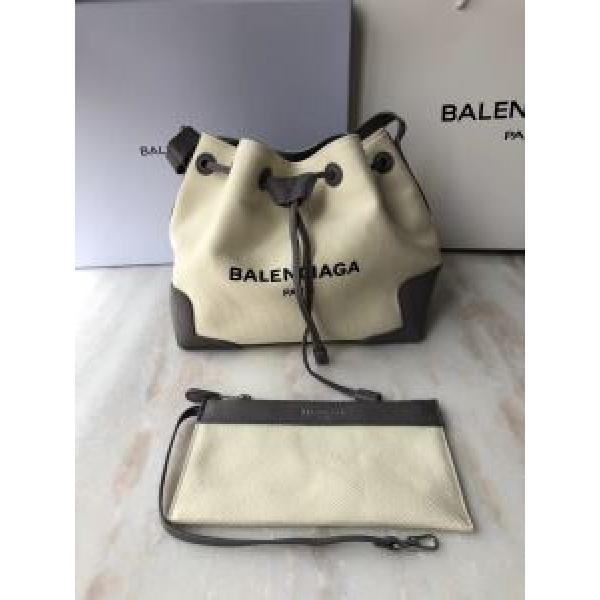 レディースバッグ 有名ブランドです バレンシアガ着こなしを楽しむ  BALENCIAGA 争奪戦必至
