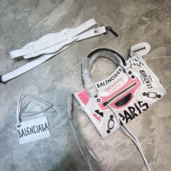 ストリート系に大人気  バレンシアガ BALENCIAGA どのアイテムも手頃な価格で レディースバッグ