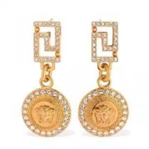 VERSACE 2026話題の商品 ヴェルサーチ 着こなしを楽しむ ピアス  有名ブランドです
