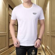 夏に欠かせない コピーVERSACEコレクション2026ヴェルサーチｔシャツ サイズ感 カジュアル快適着こなし白Tシャツコーデ