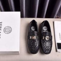 ヴェルサーチ VERSACE 飽きもこないデザイン スニーカー 差をつけたい人に...