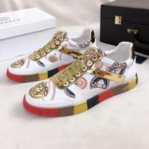 春夏コレクション新品 ヴェルサーチ2色可選  VERSACE 普段見ないデザインばかり スニーカー