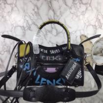 バレンシアガ絶対に見逃せない  BALENCIAGA 老舗ブランド  レディースバッグ 累積売上総額第１位