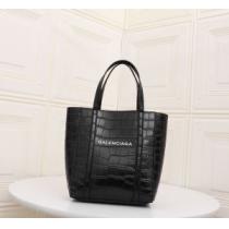BALENCIAGA  手の届くプライスが魅力的 バレンシアガ 20SSトレンド  レディースバッグ