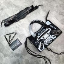 バレンシアガ この時期の一番人気は BALENCIAGA シンプルなファッション  レディースバッグ
