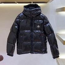 2026-21秋冬新作 MONCLER モンクレールダウンジャケット 大人っぽい雰囲気が感じ上品な光沢を放つフード付き