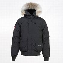 最新2026年秋冬のトレンド押さえ カナダグース メンズ 服 足が長く見えるファッション サイズ感 防寒着保温