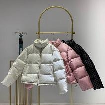 2026年新商品の防寒着LOUIS VUITTON ルイ ヴィトン 通販 モノトーンのかわいいバージョン 保温