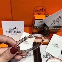 女性にバングルが喜ばれる エルメス アクセサリー コピー 華奢な腕元を演出して 丈夫で高級感があり 美し光沢感ある