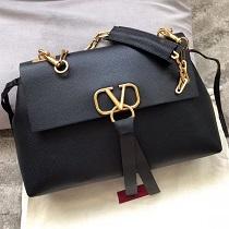 ファッション感が満点！Valentino Garavani VRING ヴァレンティノ バック コピー レディース ショルダーバッグ