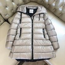 秋冬シーズンの防寒着激安 モンクレール コピー 服 モノトーンのバージョン 温かさと軽さを両立 女性用 ロング
