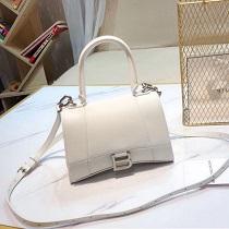 差をつけたい人にもおすすめ レディースバッグ 人気は今季も健在 バレンシアガ BALENCIAGA
