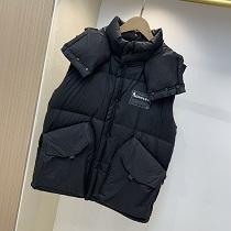 マルチに大活躍MONCLER モンクレール ダウン ベスト コピー メンズ ふわふわでソフトな質感 品が良く見た目