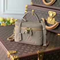 LOUIS VUITTON ルイ ヴィトン  M45598 ヴァニティ PM ショルダーバッグ レディな印象