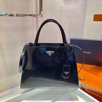 PRADA プラダ コピー 1BA321 ブラッシュド レザー ハンドバッグ 上品な光沢感 デキる人の雰囲気を醸し出し