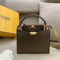 FENDI フェンディ コピー ピーカブー エックスライト バッグ ミディアム 本革 使い勝手 ブラック、ブラウン