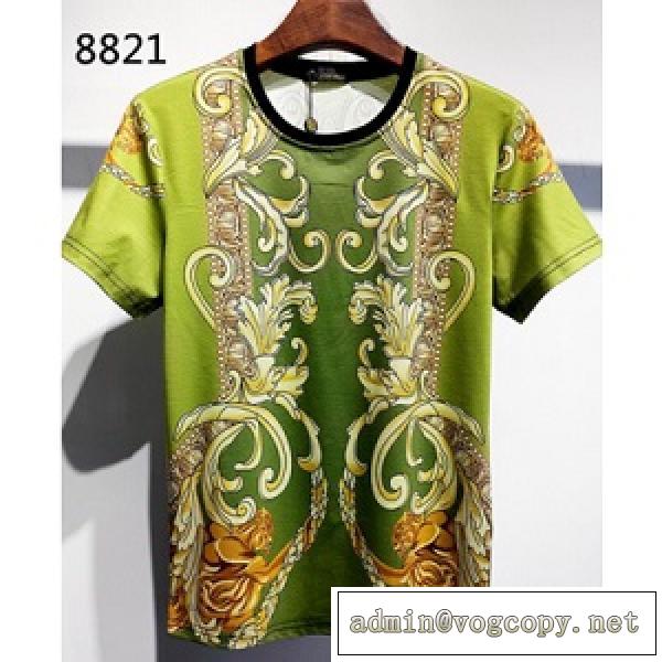 VERSACE ヴェルサーチ tシャツ コーデ 特別なプリント 目を引くデザイン 華やかで着心地よい