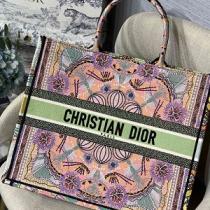 DIOR ディオール バッグ コピー ブックトート 4面それぞれを異なるルック ...