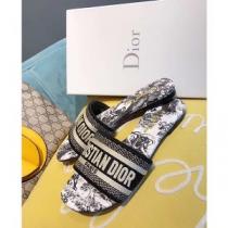 今や不可欠なスタイルDIOR ディオール 靴 コピー 「トワル ドゥ ジュイ」 ミュール きれい目スタイル