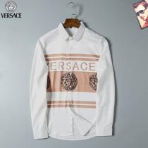 春を意識したトレンド VERSACE ヴェルサーチ シャツ メンズ 都会的な雰囲...