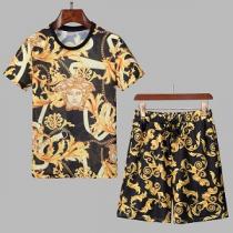 今季っぽい新品VERSACE ヴェルサーチ セットアップ メンズ ロゴプリント 重厚感がある カジュアル