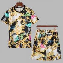 夏シーズ VERSACE ヴェルサーチ スーパー コピー 上下着 Tシャツとショーツ 一味違った魅力を放ち