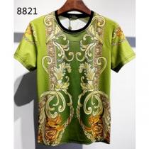VERSACE ヴェルサーチ tシャツ コーデ 特別なプリント 目を引くデザイン 華やかで着心地よい