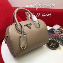 人気を集めるPRADA プラダ バッグ コピー レディ エレガントなシルエット カーフスキン ボストンバッグ