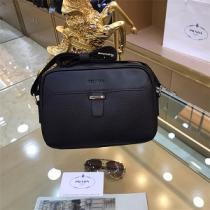 PRADA プラダ コピー ショルダーバッグ メンズ 黒 無地のデザインで大人気...