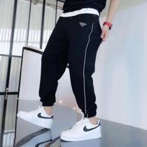 PRADA 人気トレンド プラダ tシャツ サイズ感 パンツ スポーティーな雰囲...