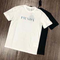 PRADA絶対的におしゃれ着こなし プラダ tシャツ ロゴモチーフ シンプルな丸...
