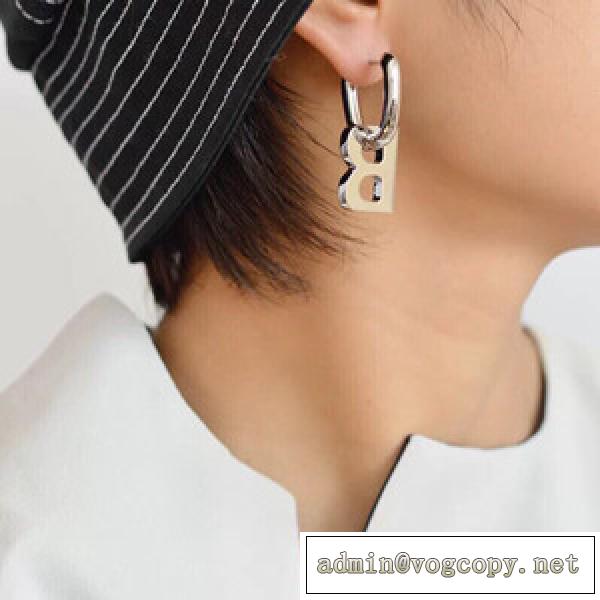 18金メッキ 小ぶりなデザインからインパクトのあるデザインを集める Balenciaga コピー アクセサリー