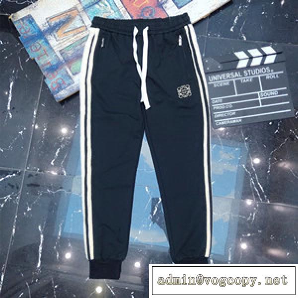 シンプルでゆとりのあるショーツ ロエベ ロゴ パンツ 偽物 スタイルに取り入れやすい