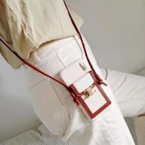 CELINE セリーヌ コピー 携帯ケース iphone12/12PRO/12PROMAX 一味違った魅力を放ち レディな印象