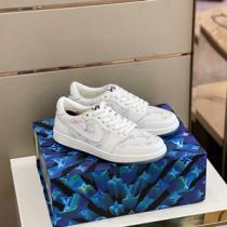Lv x NIKE AIRブランド連名 限定ロゴ文字を配し 全体的なフォルムに仕上げた コピー スニーカ