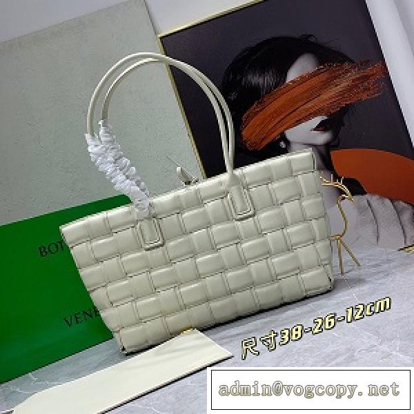 Bottega Veneta トートバッグMAXI lNTRECCIO ボッテガ ヴェネタ2026トレンド使いやすいお洒落なコーデ