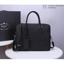 Prada メンズビジネスバッグ2VE368-6 プラダ激安通販2026新作エレガントなロゴ入りレザー通勤バッグ