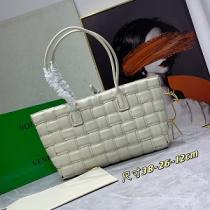 Bottega Veneta トートバッグMAXI lNTRECCIO ボッテガ ヴェネタ2026トレンド使いやすいお洒落なコーデ