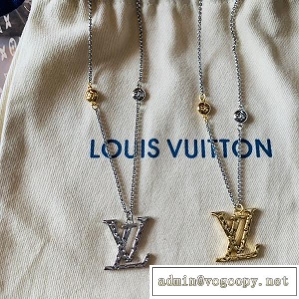 《2026クリスマス》LOUIS VUITTONネックレスコピー★Monogram Carved アクセサリーコーデ