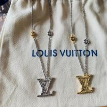 《2026クリスマス》LOUIS VUITTONネックレスコピー★Monogram Carved アクセサリーコーデ