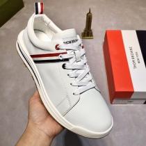 2026新色☆ THOM BROWNEスニーカー激安トムブラウンスーパーコピーカジュアルなシューズ